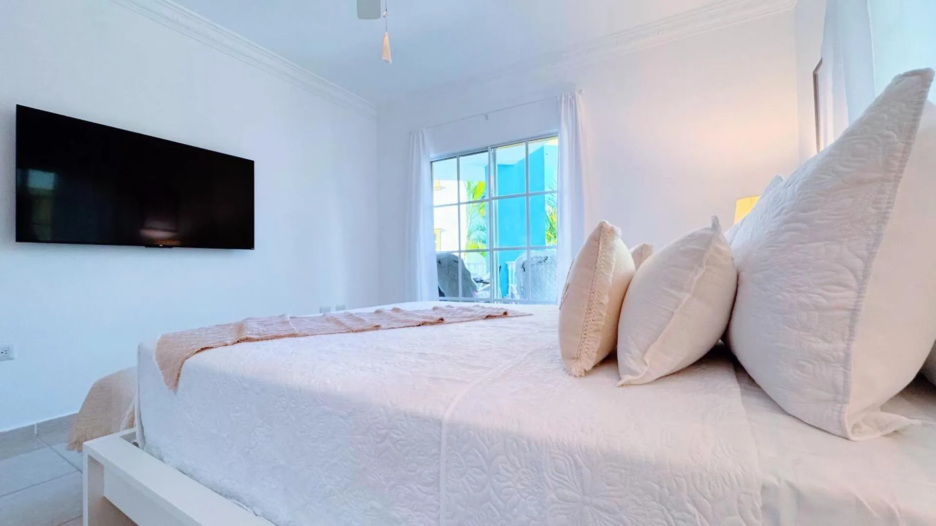Walk To Beach, Shops, Dining, Pool View, Fast Wifi Punta Cana Apartment
