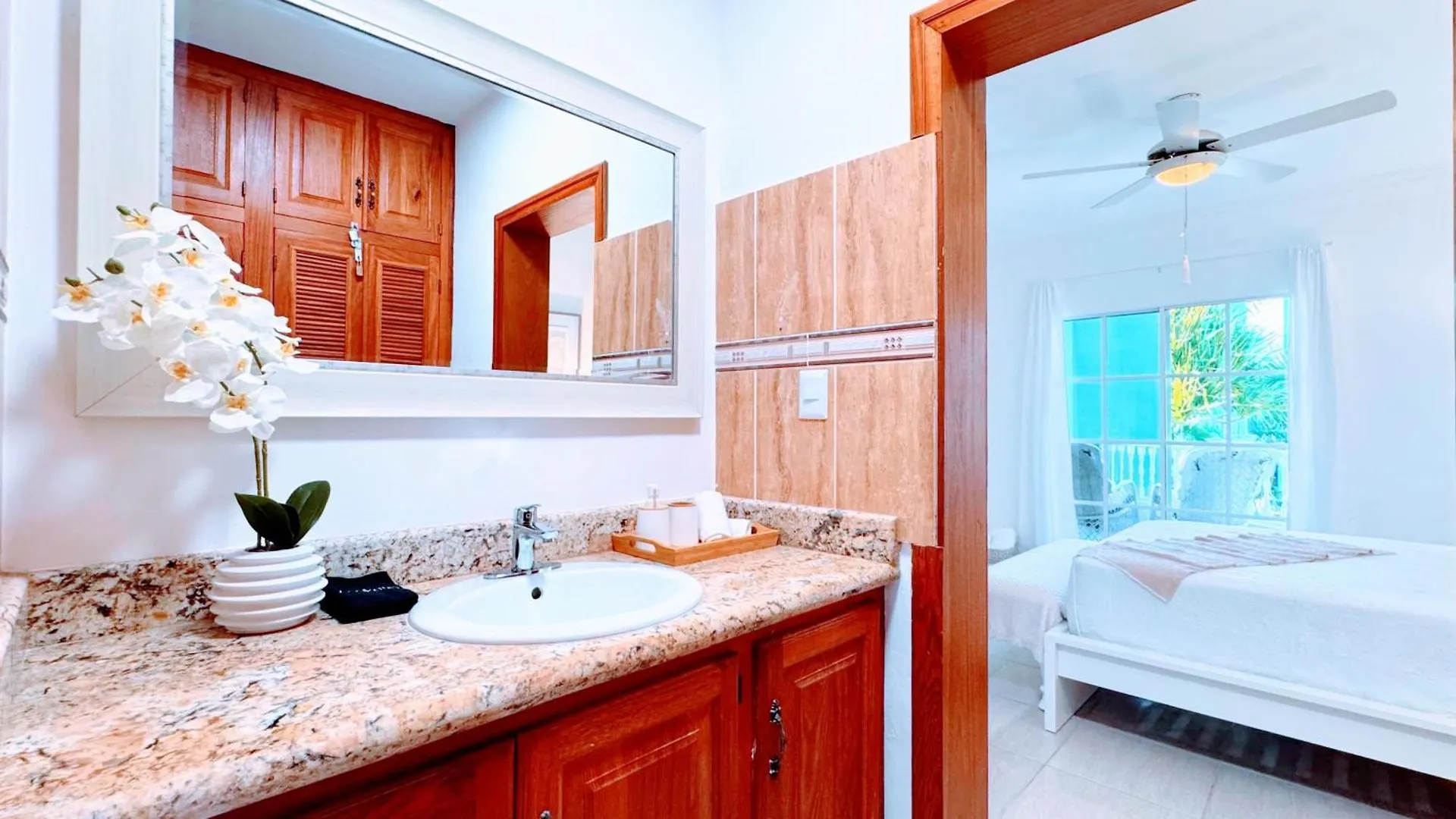 Walk To Beach, Shops, Dining, Pool View, Fast Wifi Punta Cana Apartment
