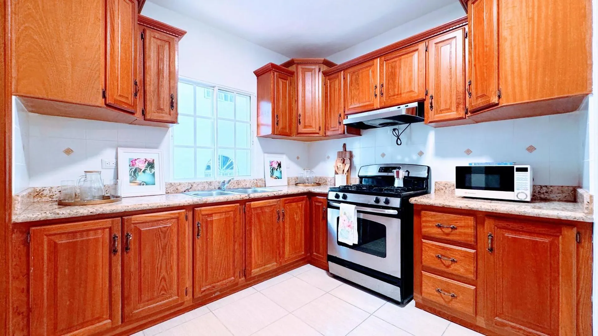 Walk To Beach, Shops, Dining, Pool View, Fast Wifi Punta Cana Apartment