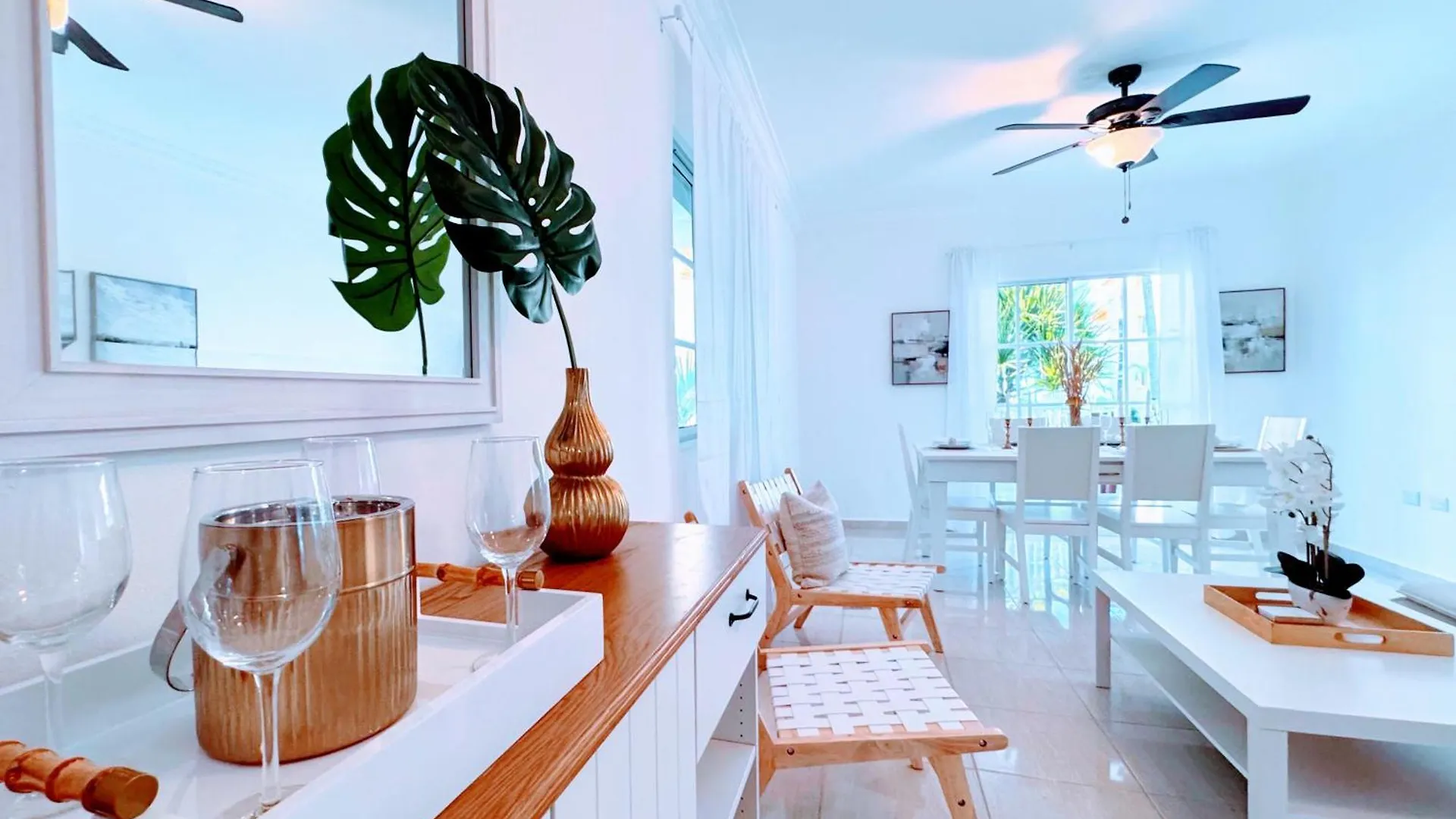 Walk To Beach, Shops, Dining, Pool View, Fast Wifi Punta Cana Apartment
