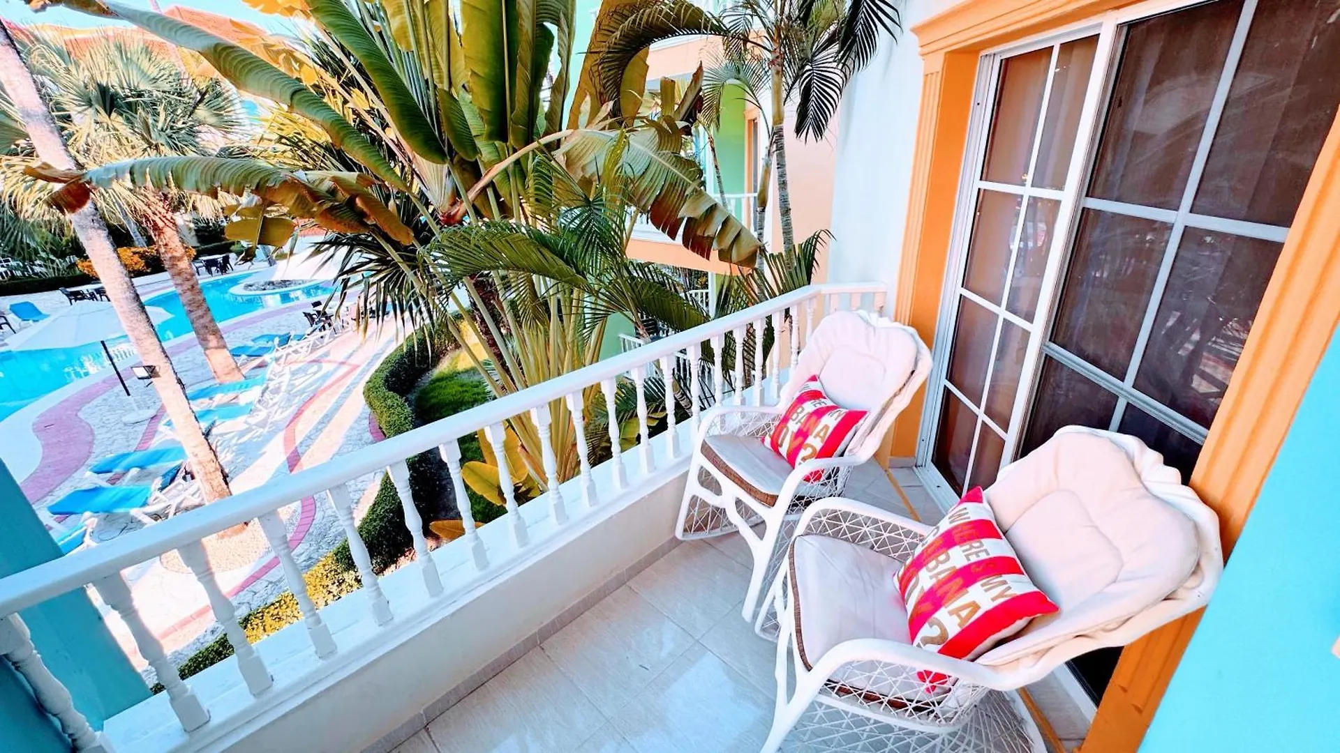 Walk To Beach, Shops, Dining, Pool View, Fast Wifi Punta Cana Apartment